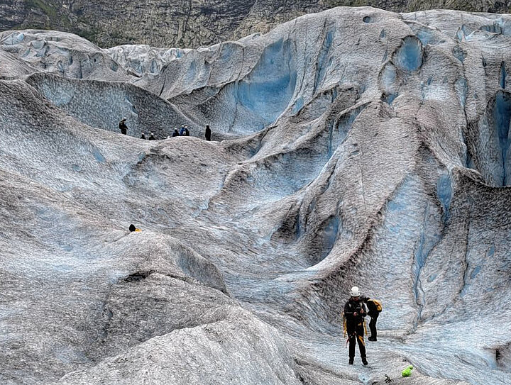 Na zdjęciu ekipa badawcza na lodowcu