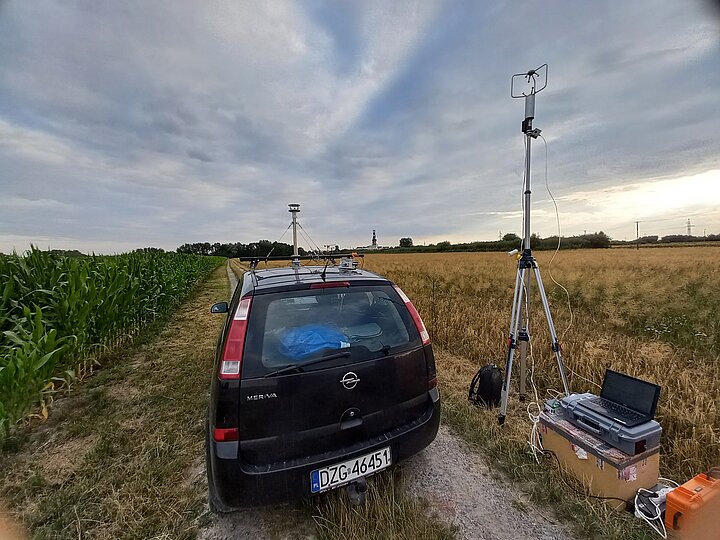 Na zdjęciu po prawej sprzęt pomiarowy. Po lewej czarny samochód