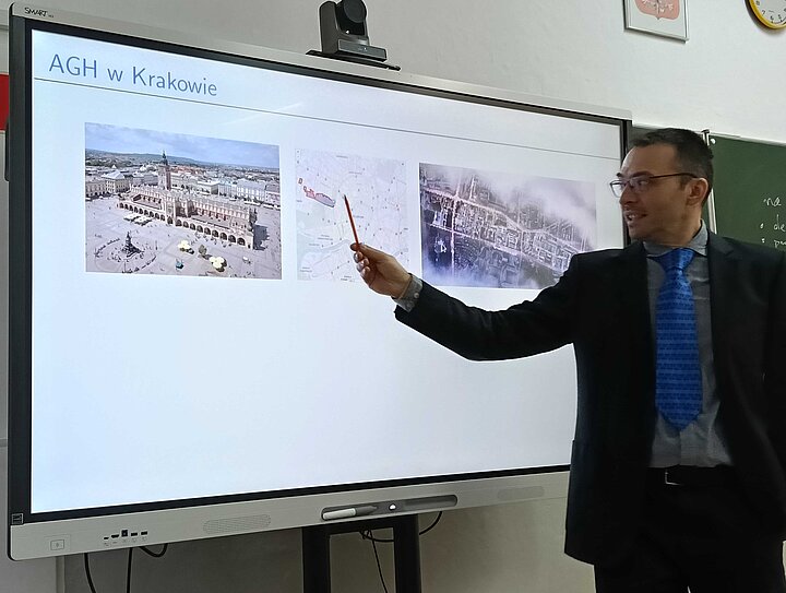 Sylwester Arabas presenting on AGH